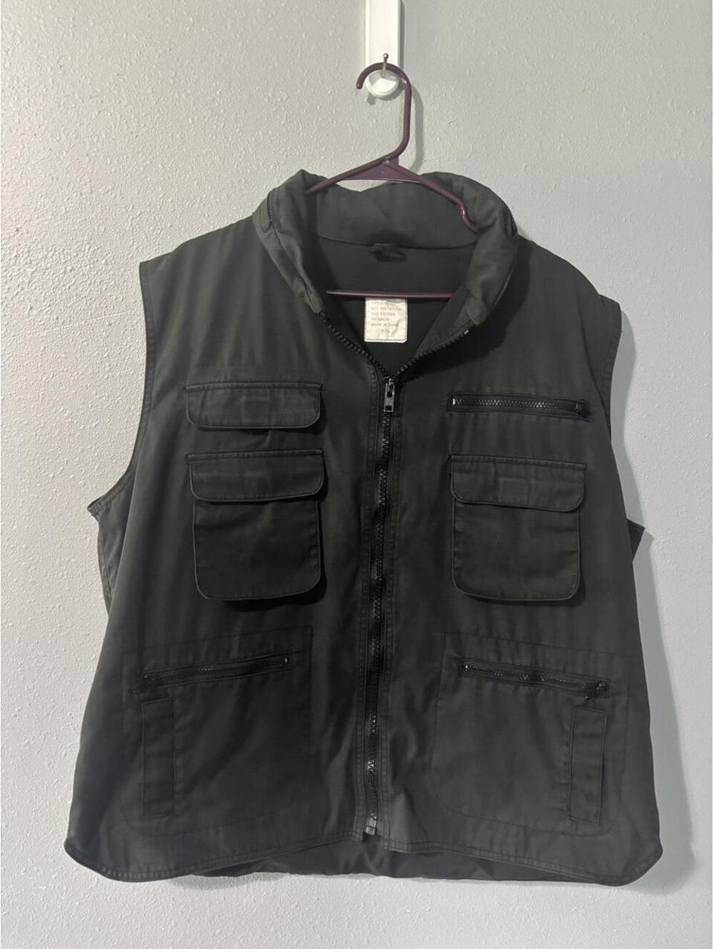 Black utility ranger vest with multiple pockets. XL